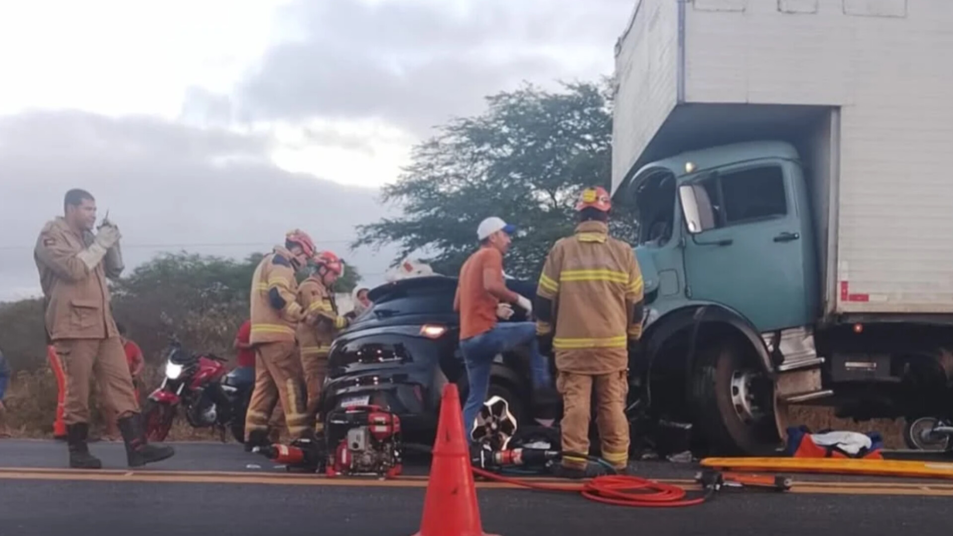 Acidente envolvendo caminhão e carro de passeio deixa três vítimas fatais na BR-230 durante o fim de semana 